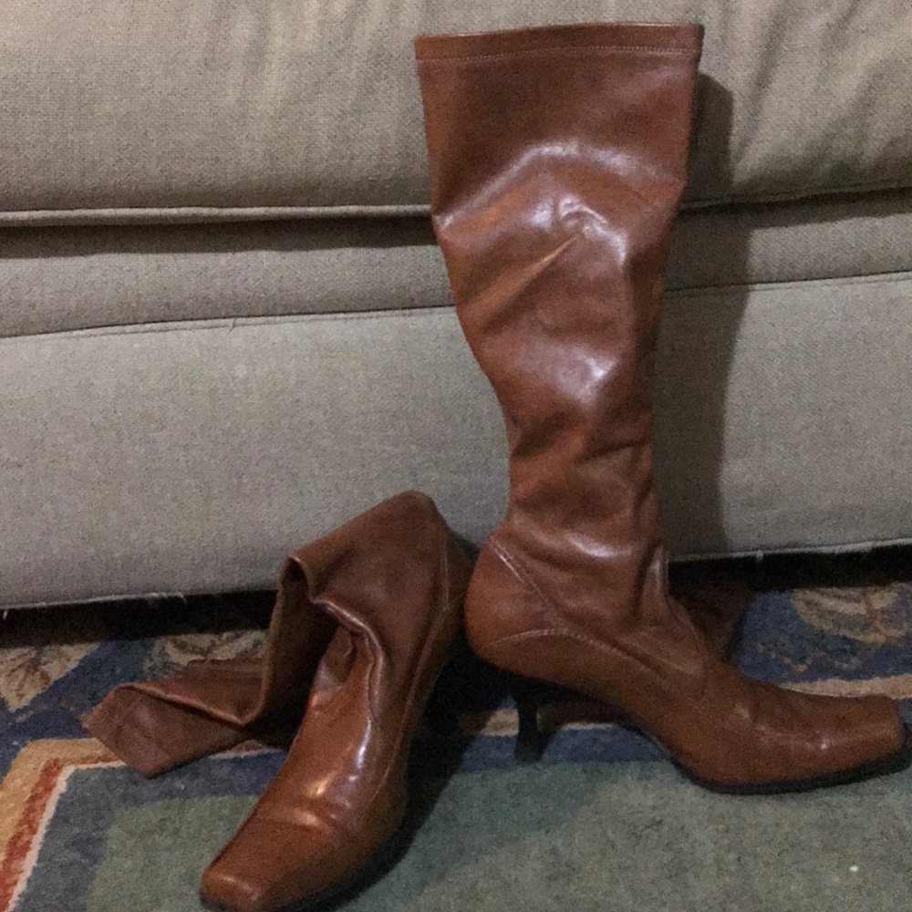 Knee boots